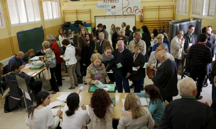 Personas votando en un colegio electoral de Sevilla. REUTERS/Marcelo del Pozo