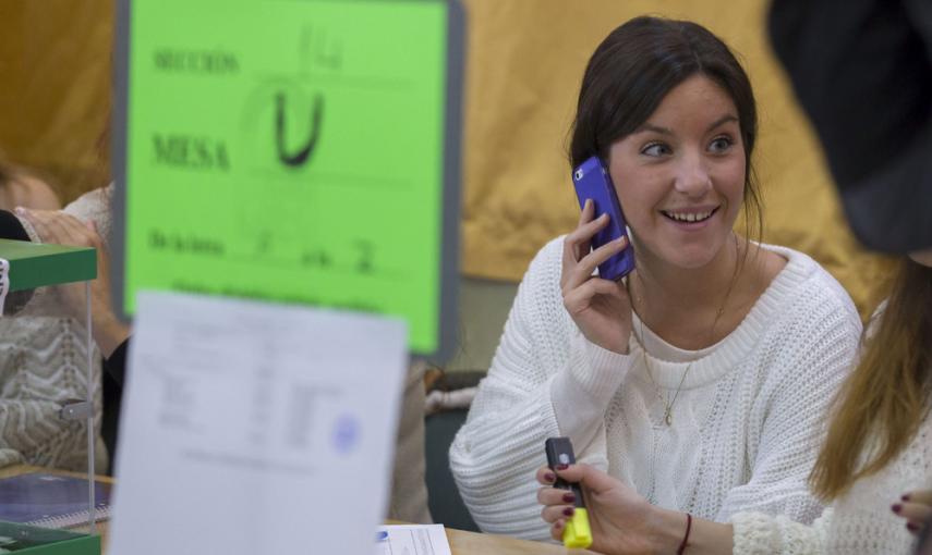 Una joven miembro de una mesa habla por teléfono en un colegio electoral en Sevilla. EFE/Julio Muñoz