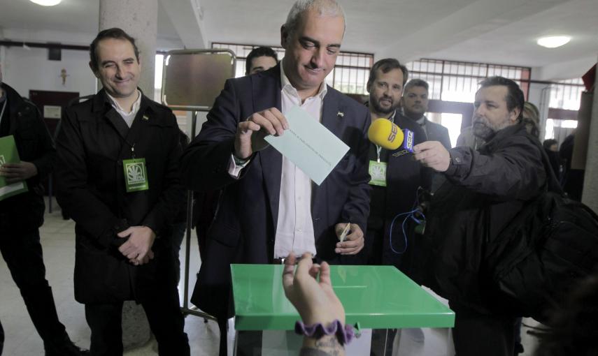 El candidato a la Presidencia de la Junta de Andalucía del Partido Andalucista (PA), Antonio Jesús Ruiz, vota en el Colegio electora CEIP El Juncal. EFE/Victor López