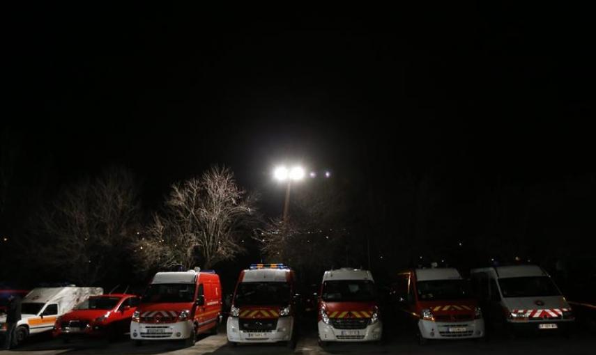 Fotografía de rescatistas y vehículos de emergencia en el centro de rescate instaurado por el accidente de un avión de Germanwings.- EFE