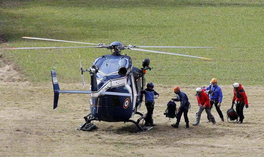 Miembros de los equipos de rescaten suben a un helicóptero en la base de operaciones en localidad francesa de Seyne-les-Alpes, donde se han concentrado los servicios de socorro y que se encuentra a unas dos horas a pie del lugar del accidente del Airbus A