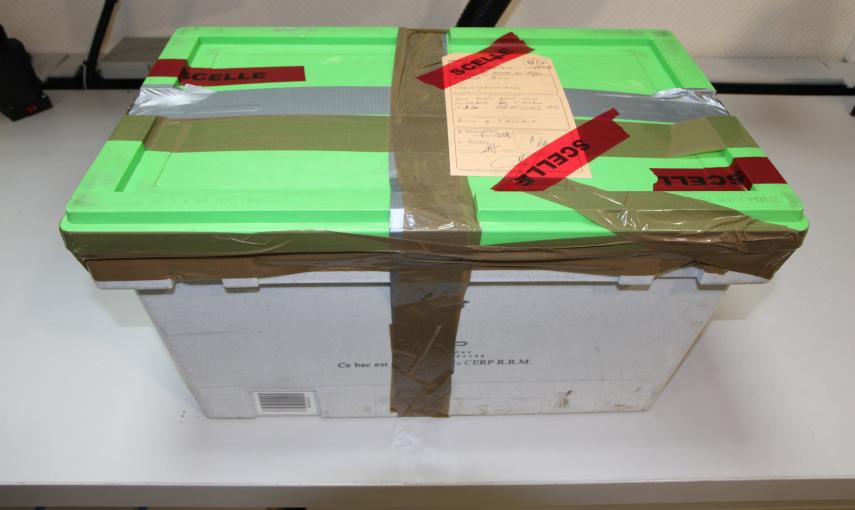 Un recipiente sellado tiene restos de la 'caja negra' del Airbus alemán operado por Germanwings. Este aparato grabó las conversaciones entre pilotos y podrá ser reconstruido aunque esté dañado, para poder esclarecer las causas del accidente./ REUTERS
