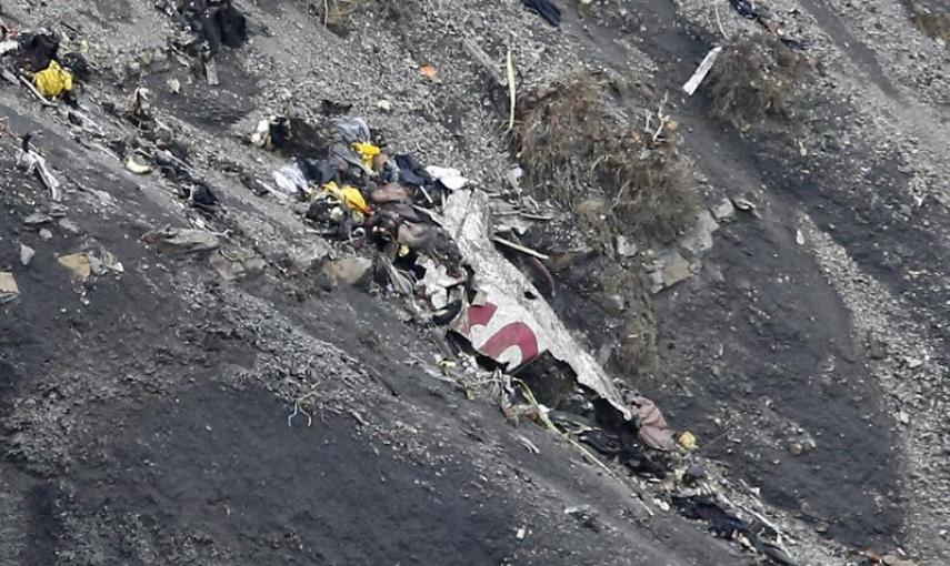 Vista de fragmentos del avión esparcidos por un área de alta montaña en los Alpes franceses, cerca de la localidad de Seyne-les-Alpes, en el sureste de Francia, hoy, miércoles 25 de marzo de 2015. El Airbus 320 de la compañía de bajo coste alemana Germanw