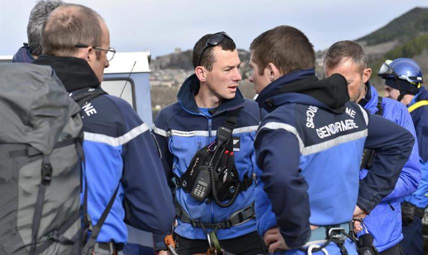 Fotografía facilitada por el Ministerio francés del Interior, que muestra a un equipo de los servicios de rescate en la base de Seyne-les-Alpes (Francia), hoy, 15 de marzo de 2015. La Fiscalía confía en que esta tarde se conozcan ya los primeros resultado