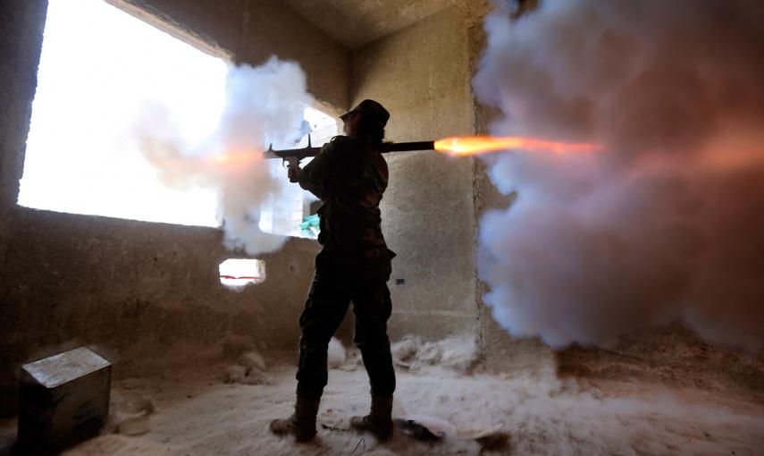 Una soldado siria de la Guardia Republicana dispara una granada RPG durante los enfrentamientos con los rebeldes en Jobar, al este de Damasco.- JOSEPH EID (AFP)