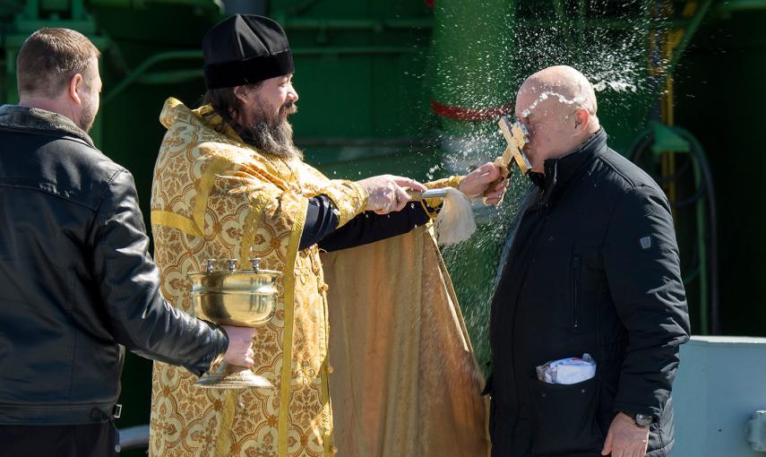 Un sacerdote ortodoxo bendice a un miembro de las fuerzas de búsqueda y recuperación tras haber bendecido el cohete Soyuz en la plataforma de lanzamiento Cosmódromo de Baikonur. /NASA