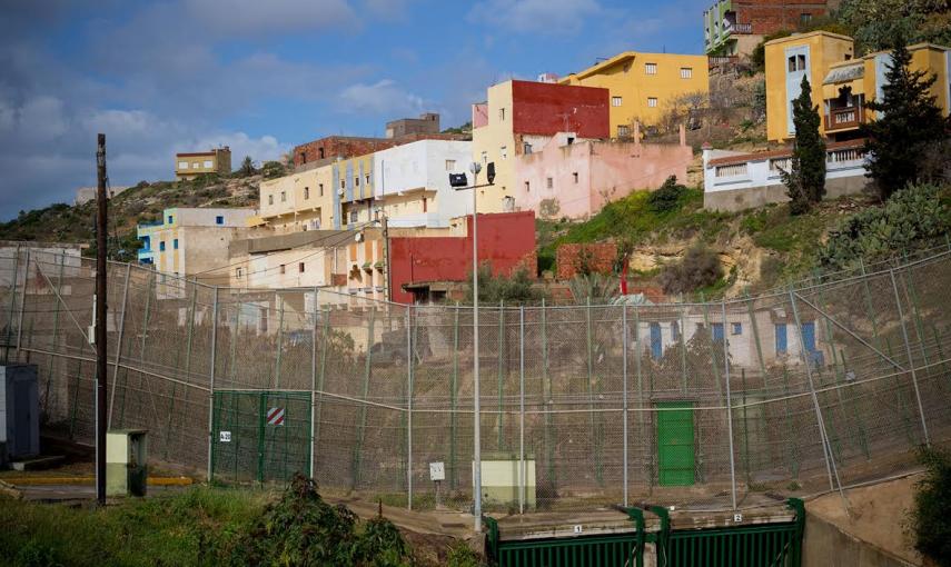 Doce kilómetros de acero y cuchillas separan dos mundos. - JAIRO VARGAS