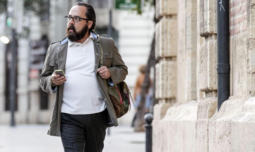 Alvaro Pérez "El Bigotes", uno de los supuesto cabecillas de la trama Gürtel, a su llegada al tribunal. EFE/Manu Bruque