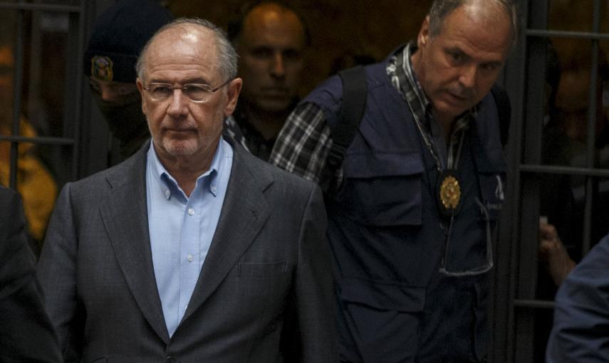 Rodrigo Rato, sale con agentes de la Policía, tras el registro de su domicilio. REUTERS/Sergio Perez