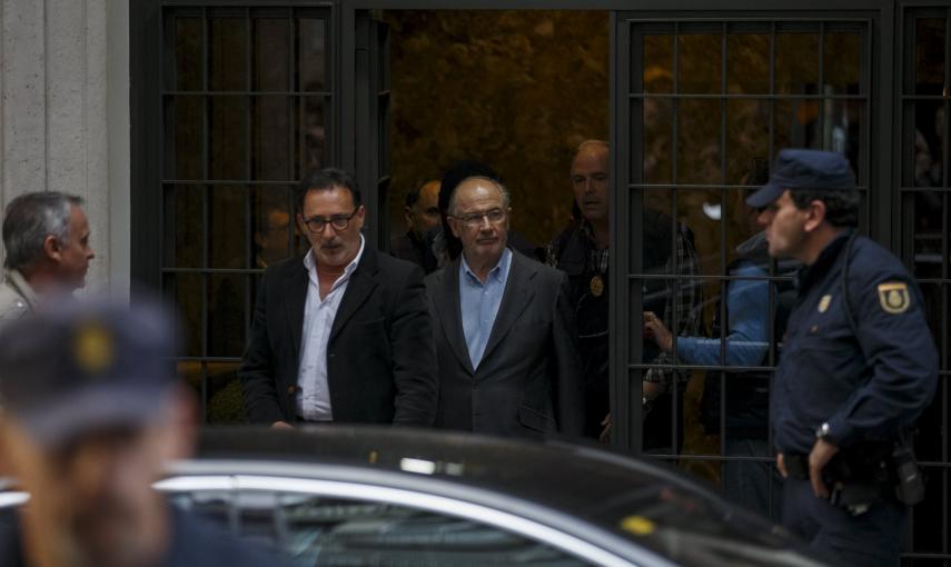 Rodrigo Rato, sale con agentes de la Policía, tras el registro de su domicilio. REUTERS/Sergio Perez