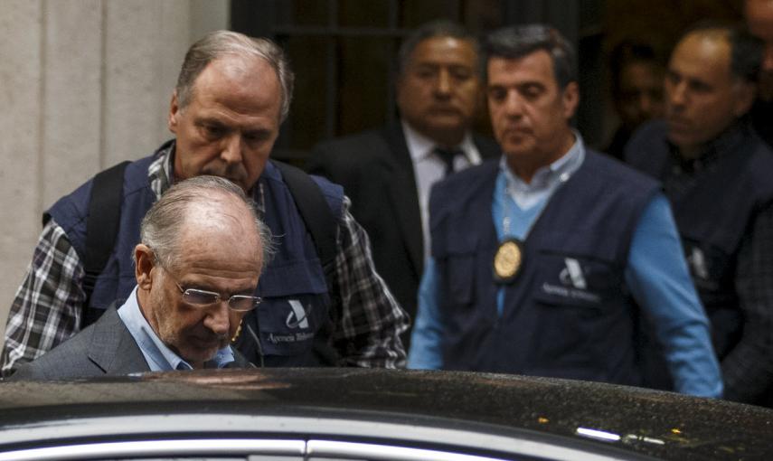 Rodrigo Rato entra en el vehículo de la la Policía, tras el registro de su domicilio. REUTERS/Sergio Perez