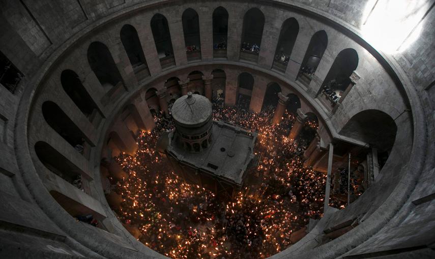 Los fieles sostienen velas durante su participación en la ceremonia cristiana ortodoxa Fuego Santo en la Iglesia del Santo Sepulcro en Jerusalén. /BAZ RATNER (REUTERS)