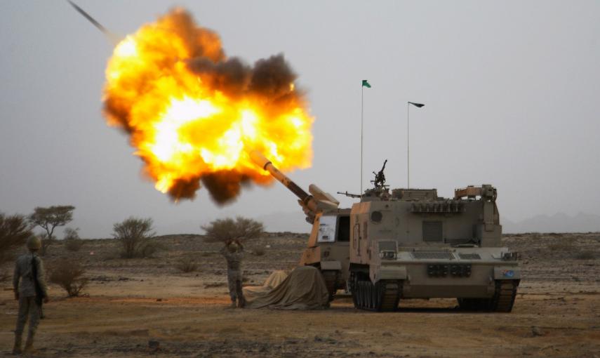 Artillería saudí dispara hacia posiciones del movimiento Houthi en la frontera saudí con Yemen.- REUTERS/STR