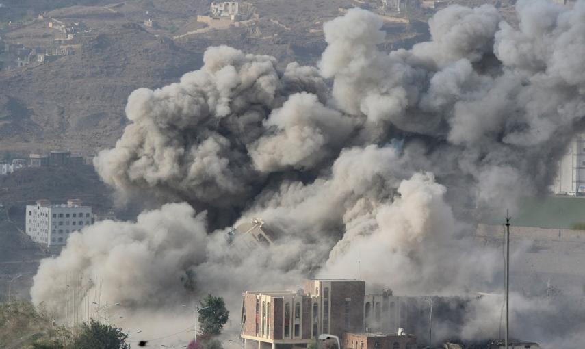 El humo se eleva durante un ataque aéreo en el Palacio de la República en la ciudad de Taiz, en Yemen.- /REUTERS/STR