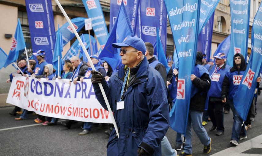Militantes dl sindicato polcaco OPZZ, en la marcha contra el TTIP en Varsovia. EFE/EPA/PAWEL SUPERNAK