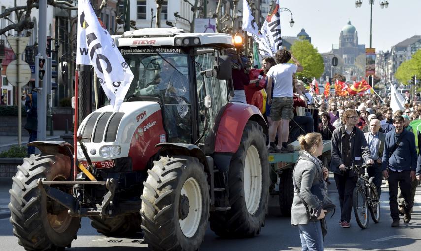Un tractor en la manifestación de Bruselas contra el TTIP. REUTERS/Eric Vidal