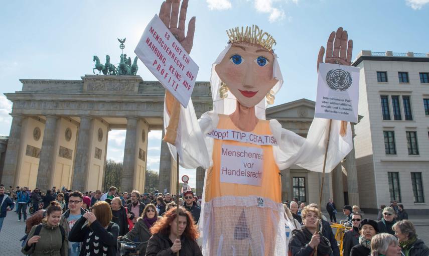 Manifestantes contra el TTIP junto a la Puerta de Brandenburgo en Berlín. EFE/EPA/TIM BRAKEMEIER