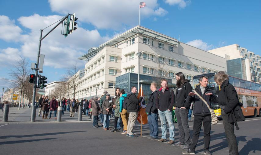 Manifestantes contra el TTIP forman una cadena junto a la Embajada de EEUU en Berlín. EFE/EPA/TIM BRAKEMEIER