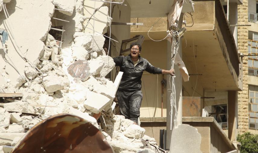 Un hombre reacciona cuando ve a los supervivientes del ataque efectuado por las fuerzas del presidente de Siria, Bashar al-Assad. Los activistas han dicho que han lanzado bombas de cañón en el barrio de al - Thawra en la ciudad de Idlib./ REUTERS / Ammar