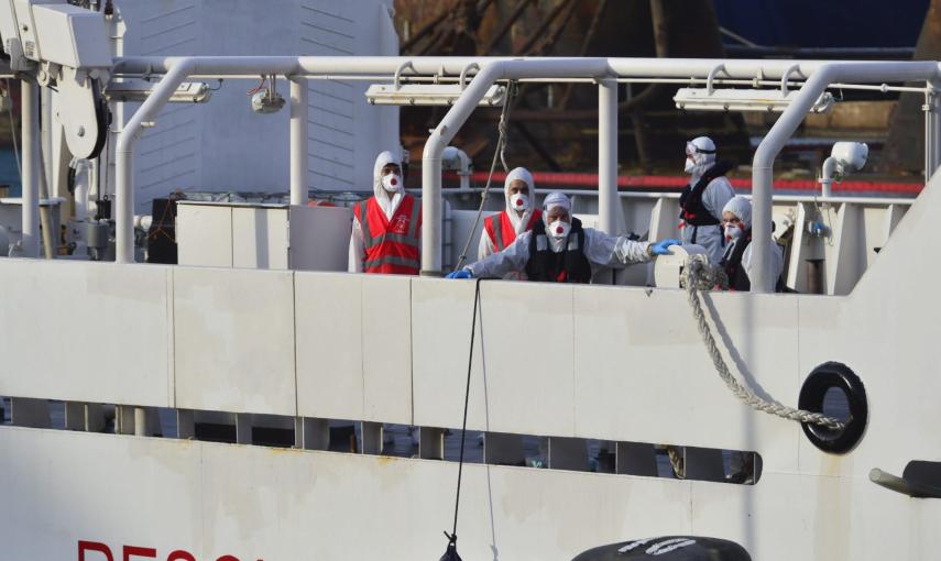 Miembros de la Guardia Costera italiana desembarcan los cuerpos sin vida de 24 inmigrantes del barco Gregoretti en el puerto de la Valeta en Malta.- /Ivan Consiglio (EFE)