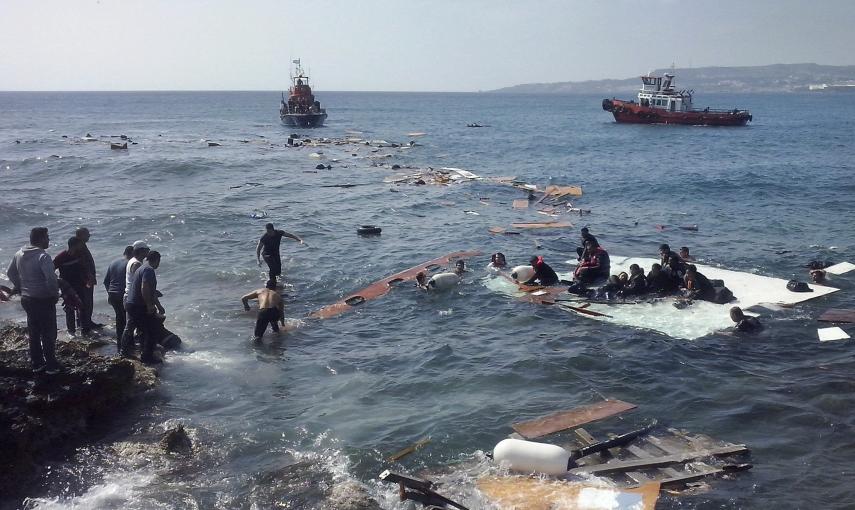 Inmigrantes indocumentados llegan a la playa de Zefyros en Rodas (Grecia). Al menos tres personas han muerto al encallar esta mañana una embarcación con unos 200 inmigrantes a bordo ante las costas de la isla griega de Rodas. /Loukas Mastis (EFE)