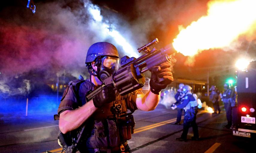 Un miembro de la policía de St. Louis dispara gas lacrimógeno en respuesta a los disparos durante las manifestaciones en Ferguson, Missouri, Estados Unidos./ REUTERS/David Carson/St. Louis Post-Dispatch/Handout