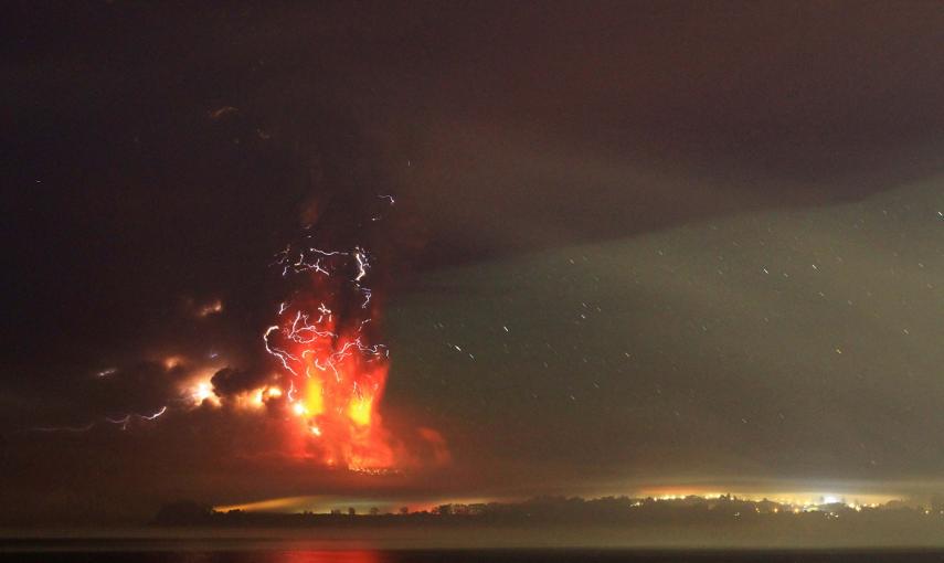 El volcán chileno Calbuco, situado a 1.000 kilómetros al sur de Santiago, ha vuelto a entrar hoy en erupción, por segunda vez en varias horas, tras la cual se mantiene la alerta roja en la región./CARLOS GUTIÉRREZ (REUTERS)