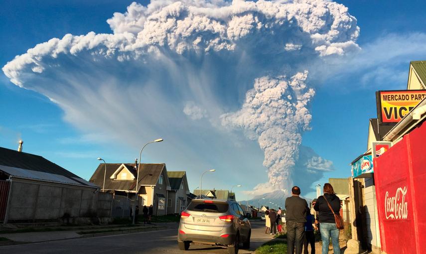 El volcán levantó una columna de ceniza de unos 20 kilómetros de altura, por lo que las autoridades declararon la alerta roja y ordenaron la evacuación en un radio de 20 kilómetros. Alex Vidal Brecas  (EFE)