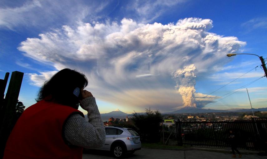 Imagen de la erupción del Volcán Calbuco vista desde la ciudad de Puerto Varas, al sur de Santiago de Chile. /REUTERS