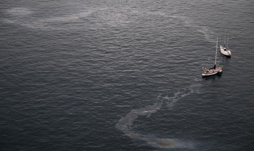 Restos del fuel junto al puerto de Mogan. PEDRO ARMESTRE (GREENPEACE)