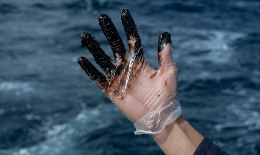 Miembros de Greenpeace y de la Facultad de Ciencias del Mar en la Universidad de las Palmas han recogido muestras del vertido para su posterior analisis en el punto en el que se ha hundido el pesquero Oleg Naydenov. GREENPEACE