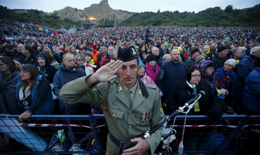 Un gaitero del Ejército Australiano sañuda durante una ceremonia por el 100 aniversario de la Batalla de Gallipolo.- OSMAN ORSAL (REUTERS)