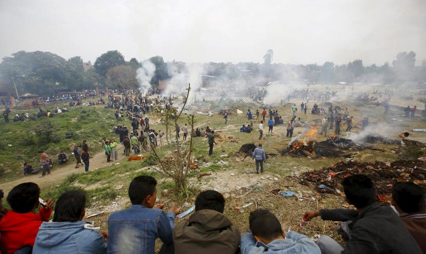 La gente incinera los cuerpos de las víctimas delterremoto en Bhaktapur, Nepal.- REUTERS / Navesh Chitrakar