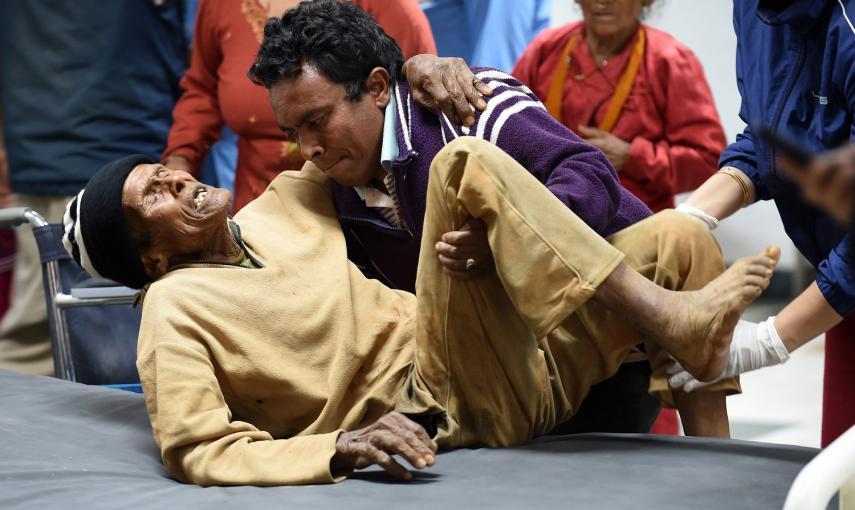 Dhanjay Kami, de 84 años, es trasladado a una cama para ser tratados por las lesiones sufridas en el terremoto de Katmandú, en un hospital de la ciudad.- AFP
