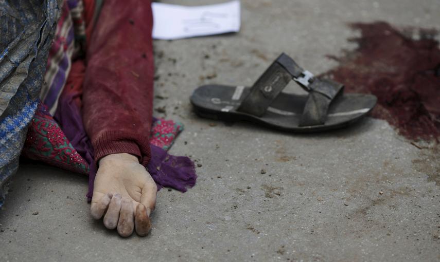 El cuerpo de una víctima del terremoto fuera de un hospital de Katmandú, Nepal.- REUTERS / Adnan Abidi