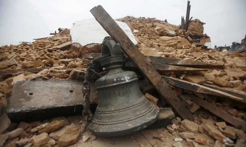 La campana de un templo, entre los escombros del templo que se derrumbó después del terremoto, en Katmandú, Nepal.- REUTERS / Gopen Rai