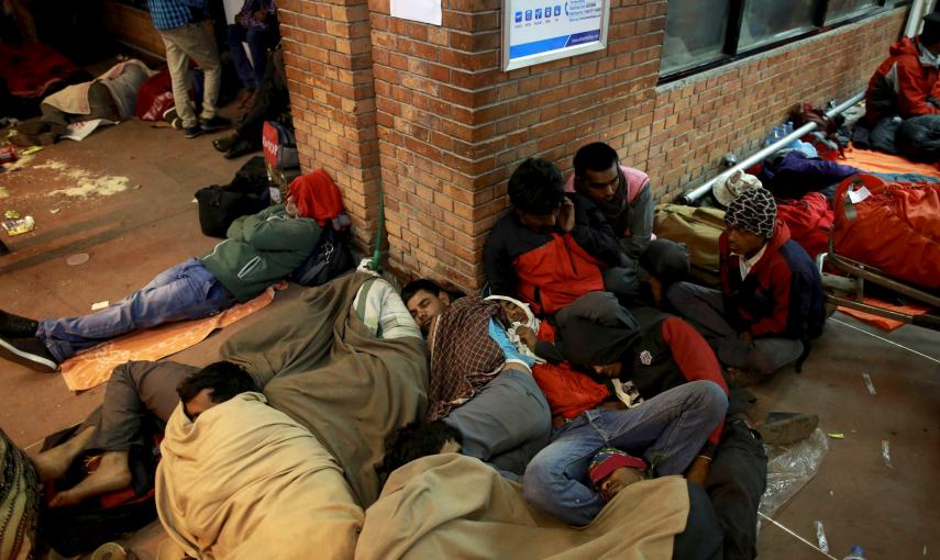 Cientos de personas duermen a las afueras del aeropuerto de Katmandú. / REUTERS (Danish Siddiqui )