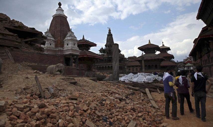 Varias personas caminan entre los escombros de estructuras afectadas hoy, lunes 27 de abril de 2015, en Katmandú (Nepal)./ EFE/Yonhap