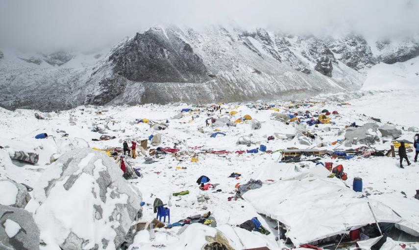 El campamento base sur del monte Everest en Nepal ha quedado en este estado tras el terremoto del sábado./ REUTERS/6summitschallenge.com