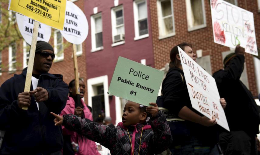 Varios manifestantes protestan frente al departamento de policía del distrito oeste de Baltimore por la muerte de Freddie Grey el 25 de abril. REUTERS