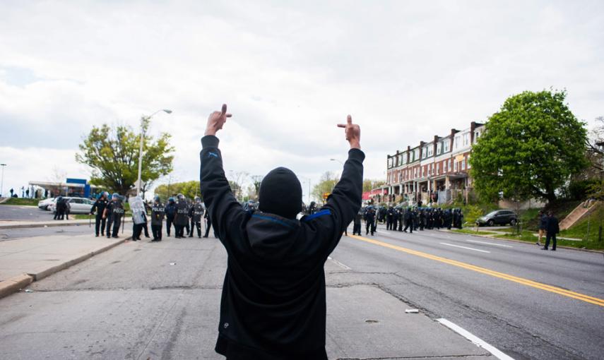 Un manifestante frente a la policía en las protestas por la muerte de Freddie Grey. EFE