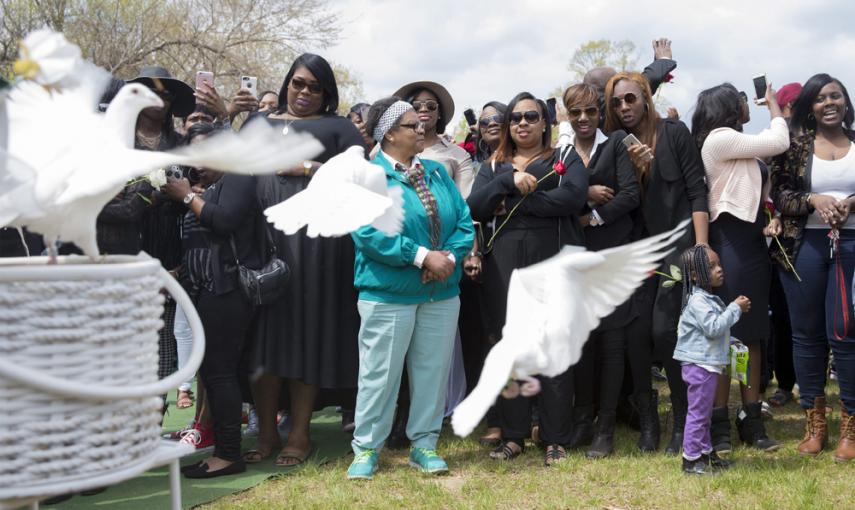 Una pareja de palomas blancas vuelan en el funeral de Freddie Grey en Baltimore. EFE