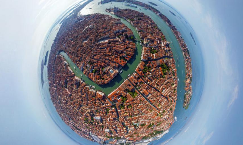 La ciudad italiana de Venecia está ubicada en el noreste de Italia y aparece prácticamente flotando sobre el agua / AirPano