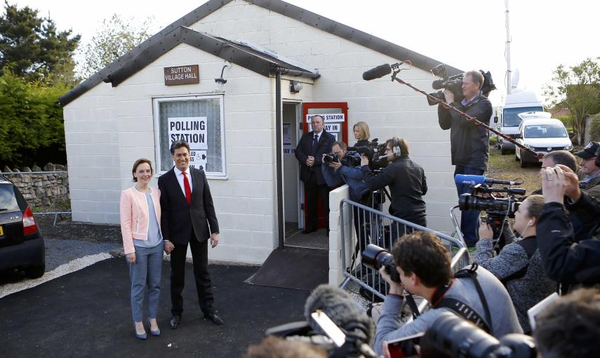 Miliband fue el segundo de los principales políticos británicos en votar hoy. Los cerca de 40.000 colegios electorales a los que están llamados a votar más de 40 millones de británicos abrieron hoy a las 07.00 hora local (06.00 GMT) y cerrarán a las 22.00