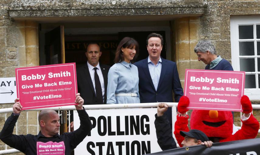 A las puertas del colegio electoral en Selsbury, donde depositaría su voto David Cameron, le esperaban un conjunto de activistas en protesta./ REUTERS