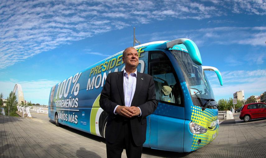 El presidente del PP de Extremadura, José Antonio Monago, presentó el autobús de la campaña electoral de su partido, hoy en Mérida. EFE/Jero Morales