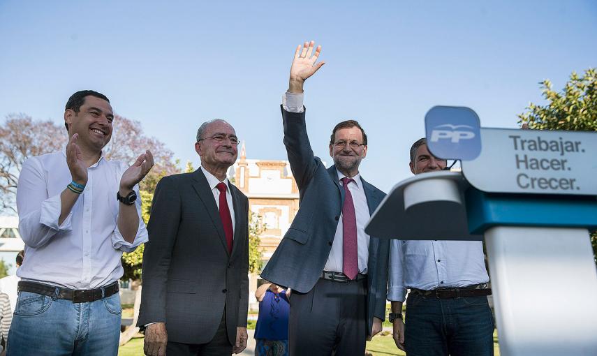 El presidente del Gobierno, Mariano Rajoy junto al presidente del PP en Andalucía, Juanma Moreno (i); el alcalde de Málaga, Francisco de la Torre (2i) y el presidente de la Diputación, Elías Bendodo, saluda al inicio de un acto público de su formación pol