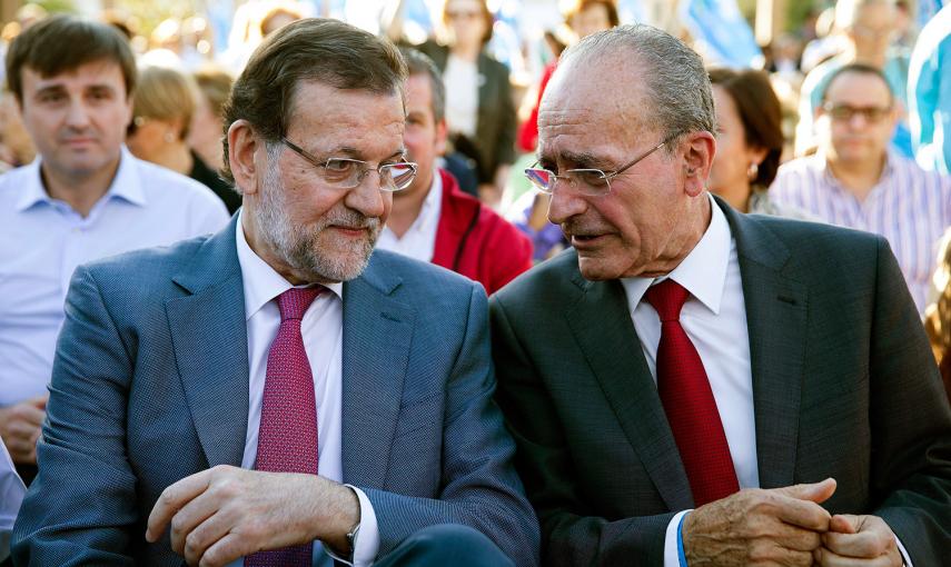 El presidente del Gobierno, Mariano Rajoy (2d), junto al alcalde de Málaga, Francisco de la Torre, durante un acto público de su formación política celebrado hoy en Málaga, ante el inicio de la campaña para las elecciones municipales. EFE/Jorge Zapata.