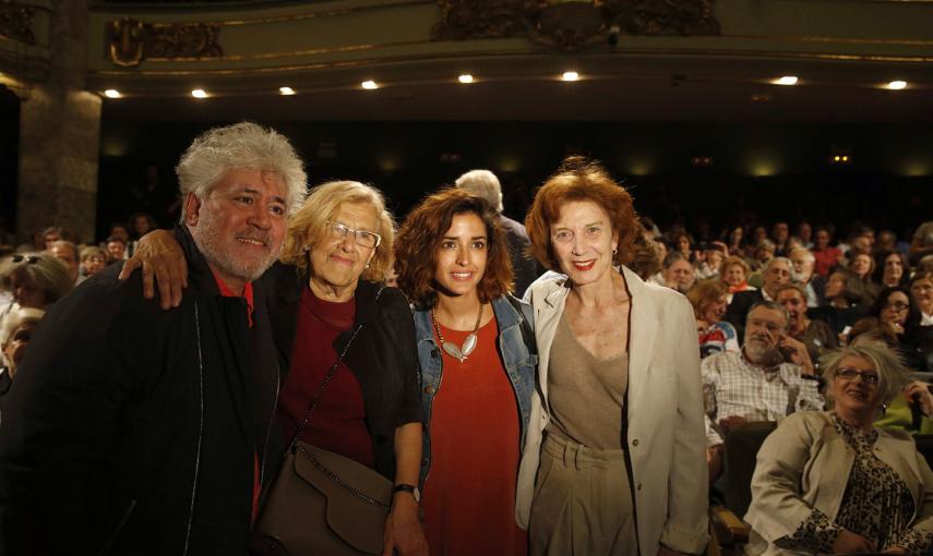 La candidata de Ahora Madrid al Ayuntamiento, Manuela Carmena (2i), junto al cineasta Pedro Almodóvar y las actrices Inma Cuesta y Marisa Paredes, antes del comienzo del acto celebrado hoy en la Cuesta de Moyano de Madrid, con el que abre la campaña elect