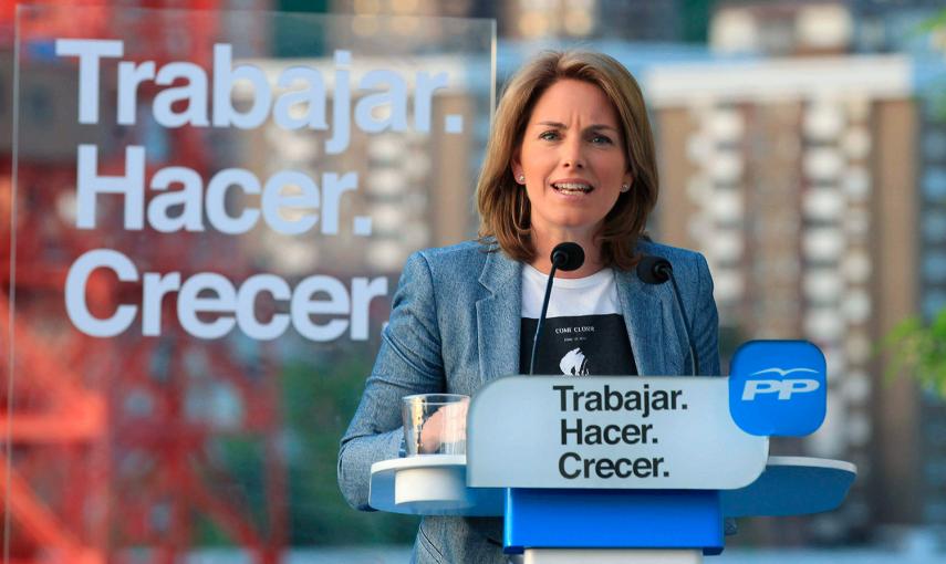 La presidenta del PP Vasco Arantza Quiroga, durante el acto de pega de carteles hoy en Bilbao, que da inicio a la campaña de las elecciones del 24 de mayo. EFE/LUIS TEJIDO